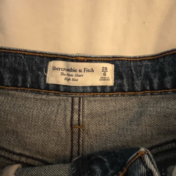 ABERCROMBIE & FITCH High Rise Mom Short,  size 28 medium wash cut off's - Picture 9 of 12